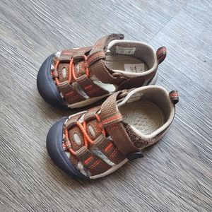 Keen baby boy sandal, size 4, brand new